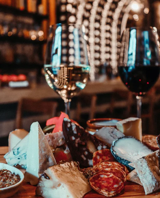 copo de vinho, queijo e enchidos